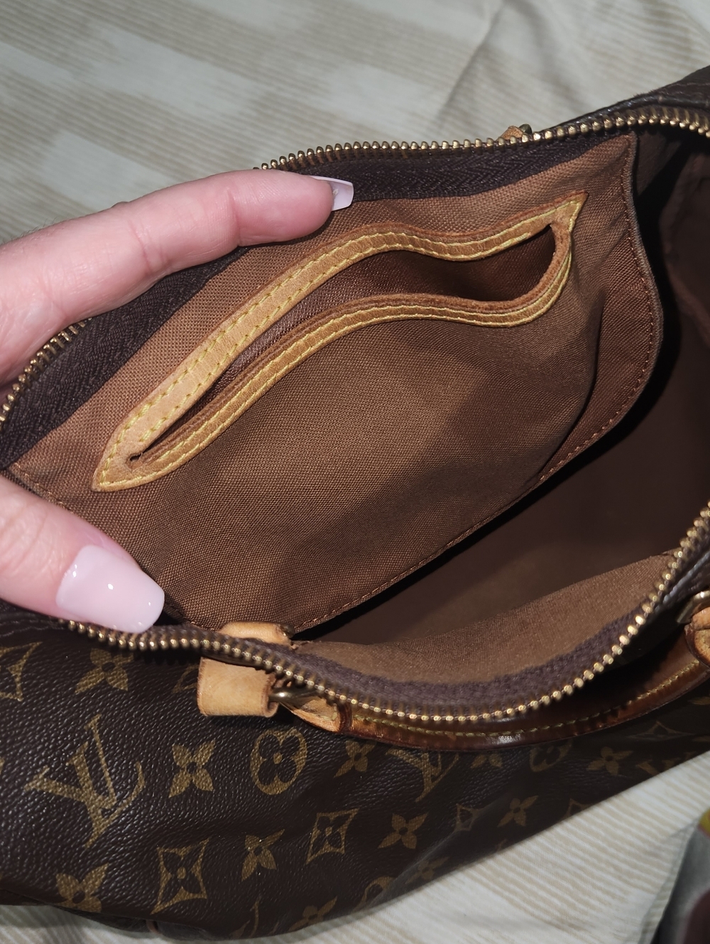 Louis Vuitton Speedy 25 Bag - Picture 5 of 9